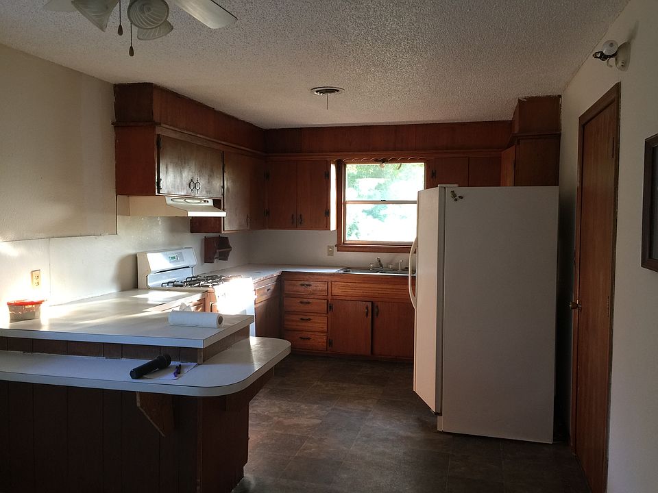 1st image of 820 W Jefferson St