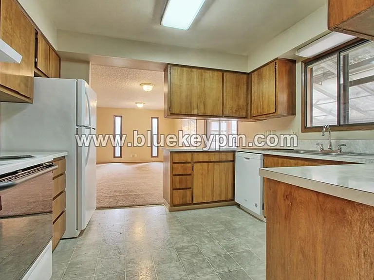 1102 NE 125th Ave — Photo 7