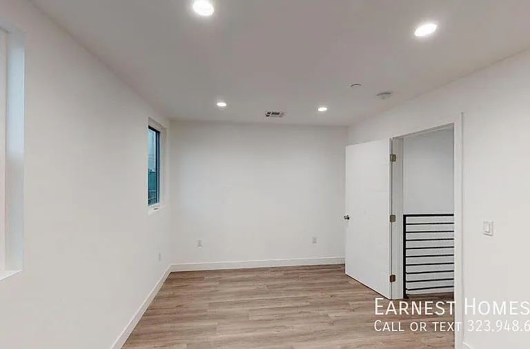 2219 1/2 W Court St — Photo 17
