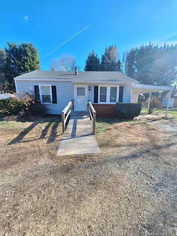 2 bed, 1.0 bath, 962 sqft, $1,270 — Photo 1