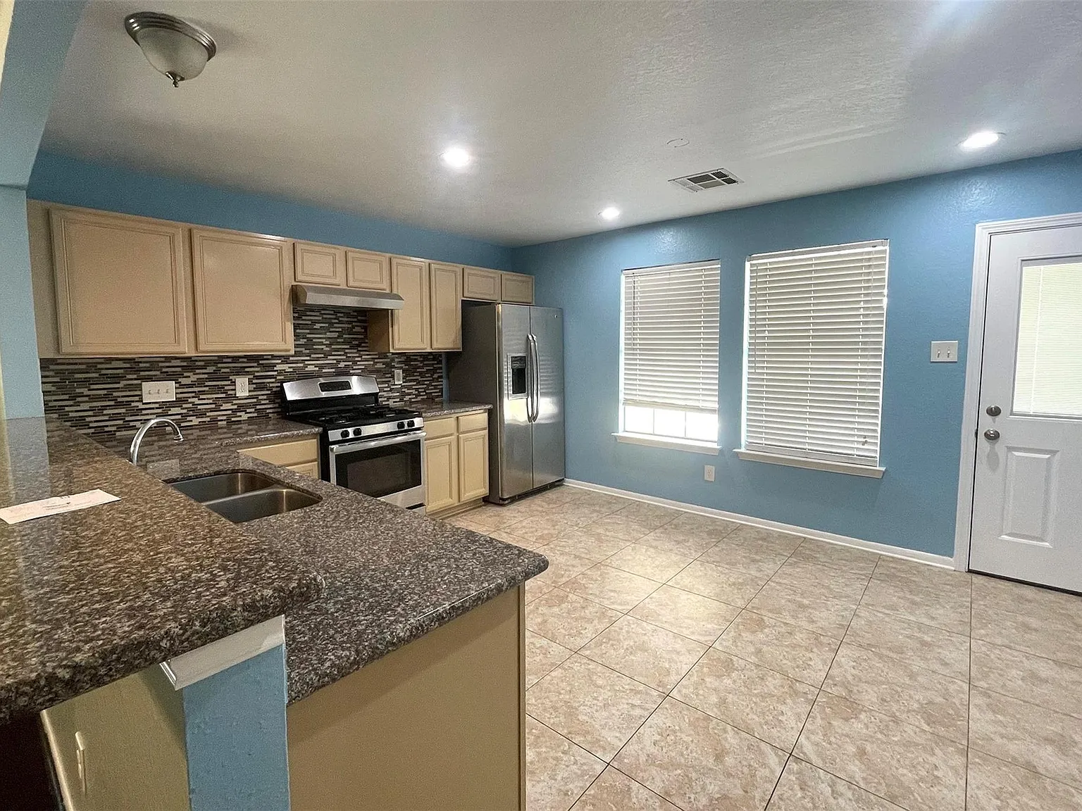 3 bed, 2.0 bath, 1560 sqft, $1,995 — Photo 4