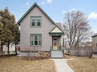 827 N 8th St, Manitowoc, WI 54220