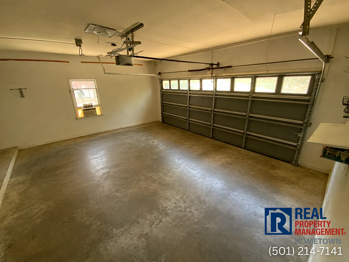 Spacious 3-Bedroom Home with Fireplace & Screened Porch in Little Rock! — Photo 3