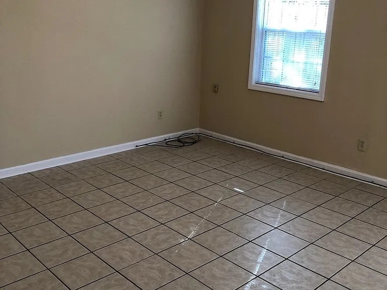 215 Peggy St — Photo 2