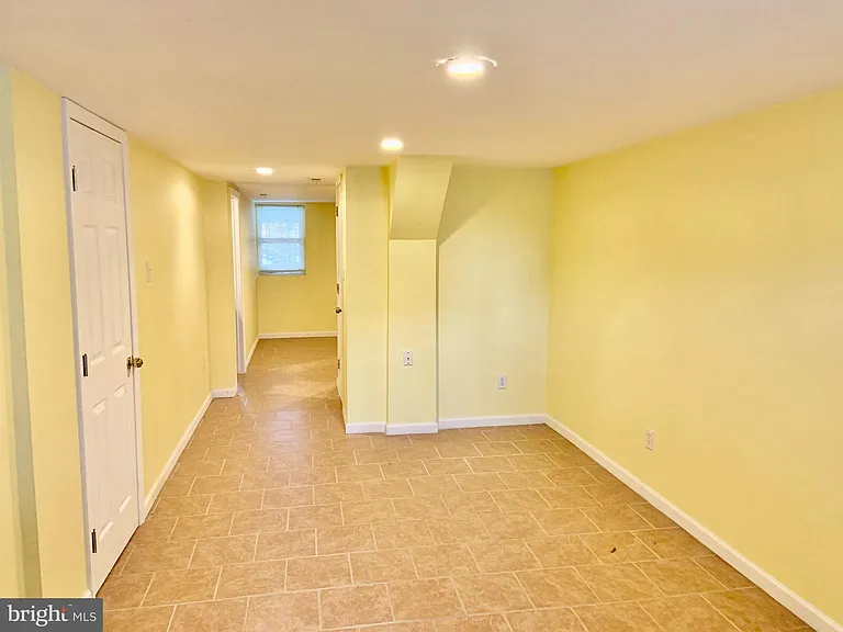 825 Hoffman Pl — Photo 2