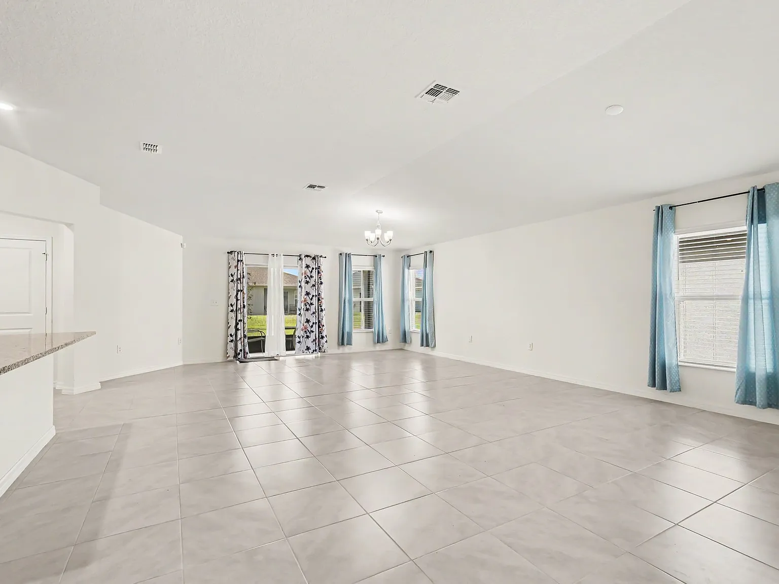 4 bed, 1989 sqft, $2,300 — Photo 4