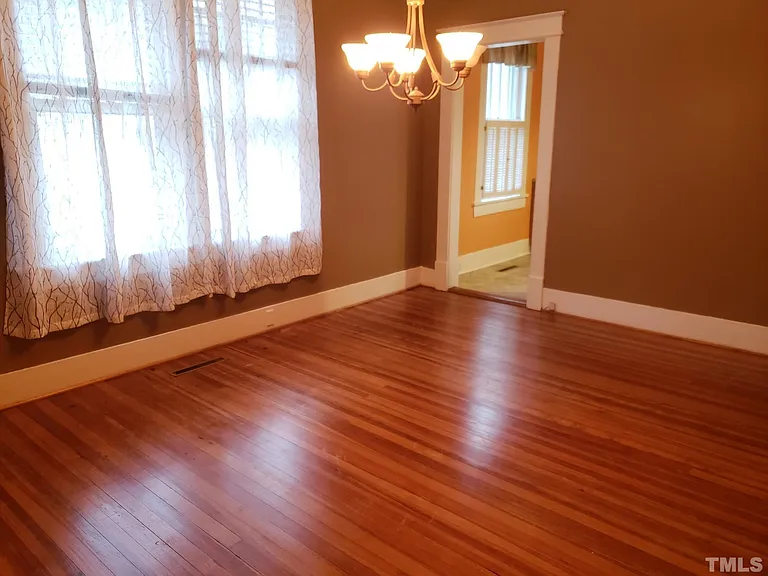 204 E Davis St — Photo 9