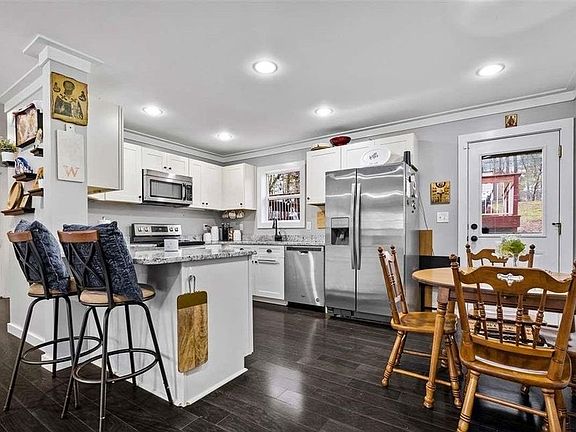 4th image of 560 Oak Dr E