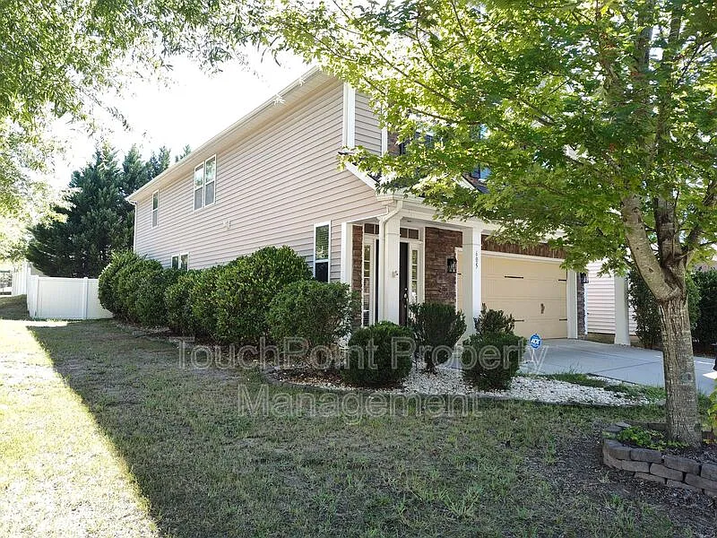 5 bed, 2.5 bath, 2736 sqft, $2,400 — Photo 2