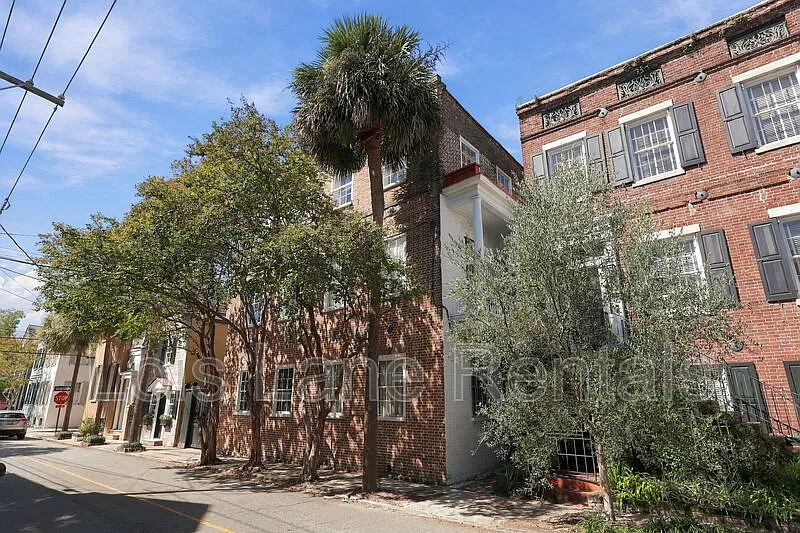 22 Wentworth St