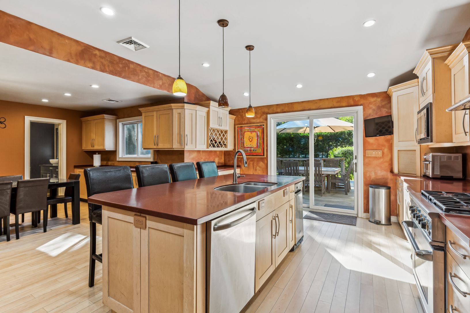 EAT IN KITCHEN