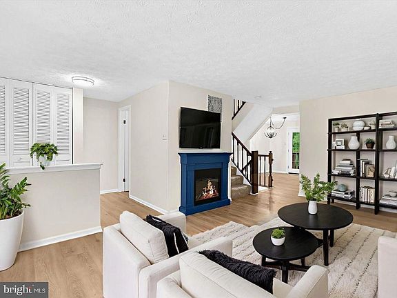 3rd image of 557 Bay Dale Ct