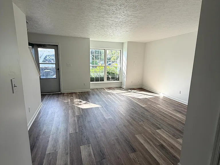 2915 Sorrell Ct — Photo 3