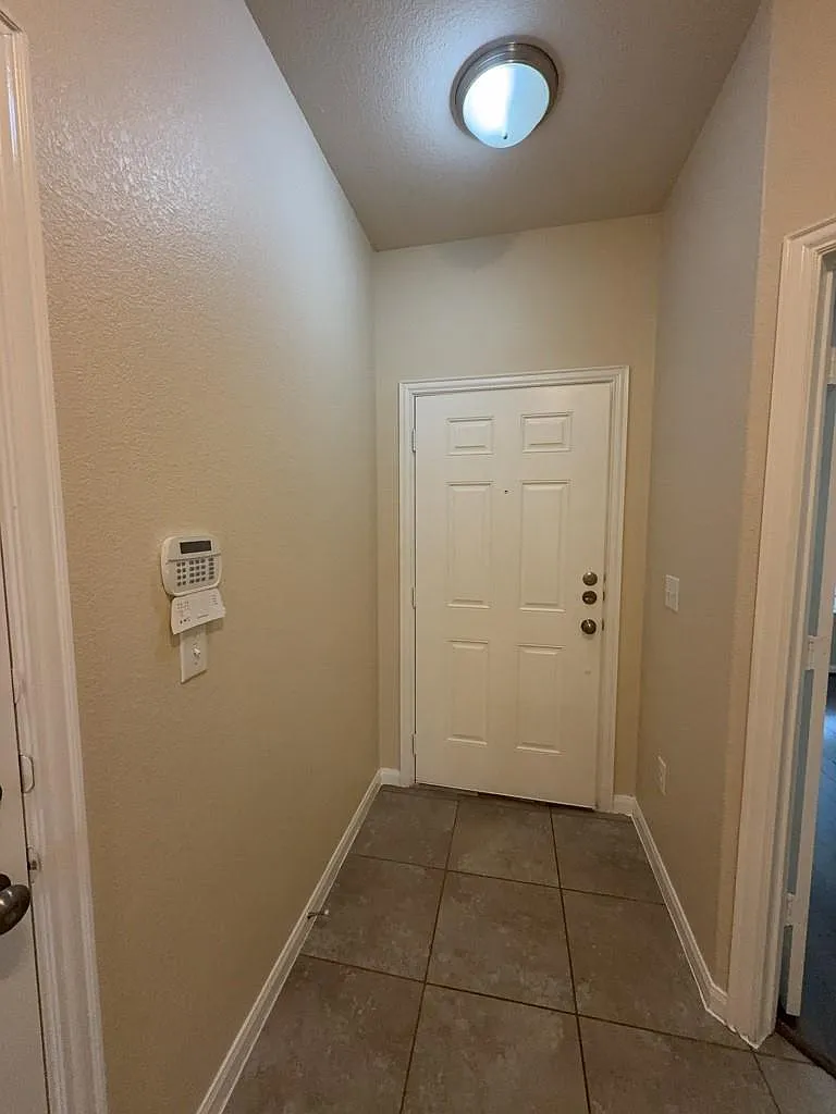 3 bed, 2.0 bath, 1771 sqft, $2,200 — Photo 2