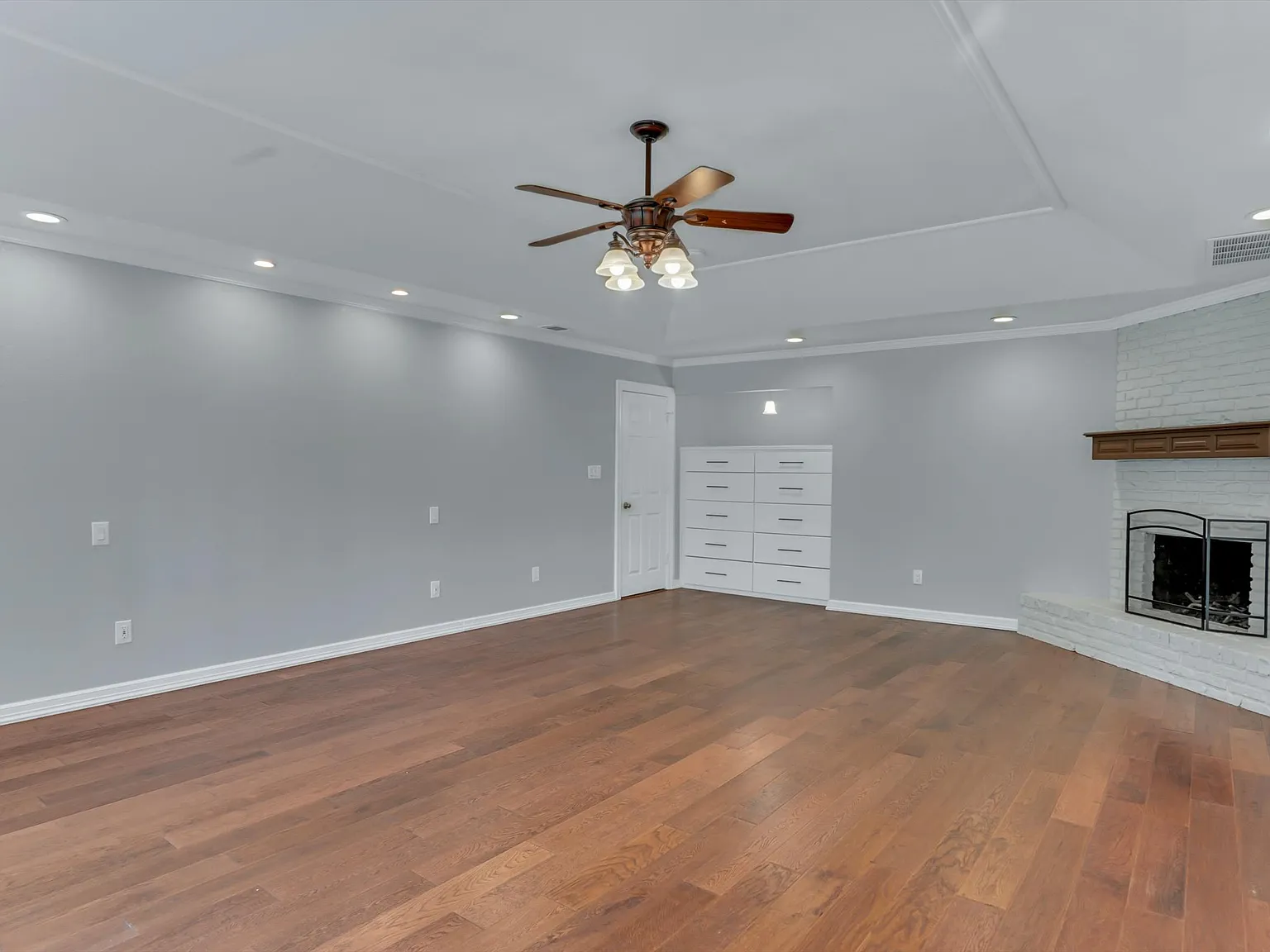 4 bed, 4790 sqft, $8,500 — Photo 4