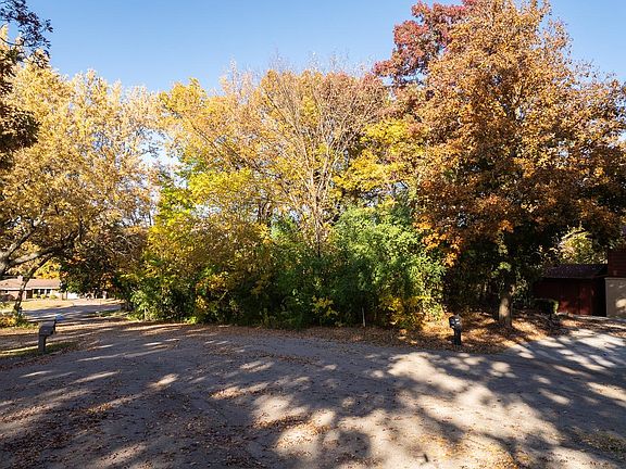 3rd image of 16XX Maplewood Dr