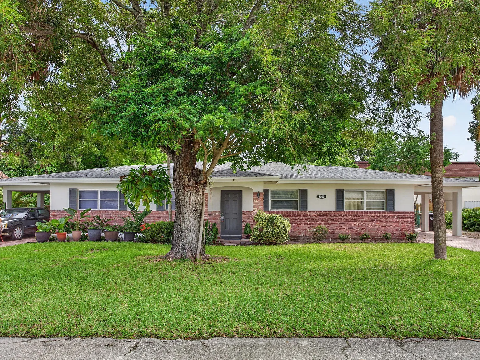 3 bed, 2.0 bath, 1315 sqft, $5,900 — Photo 2