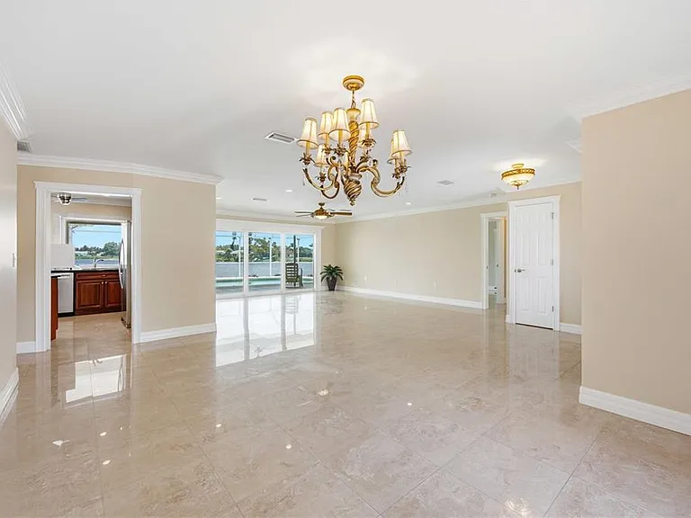 1714 Claw Ct — Photo 8