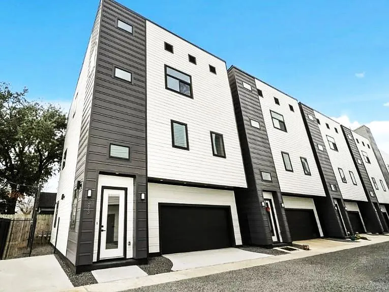319 N Nagle St — Photo 2