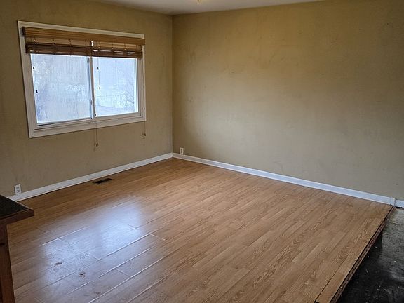 4th image of 300 Hickory Ave