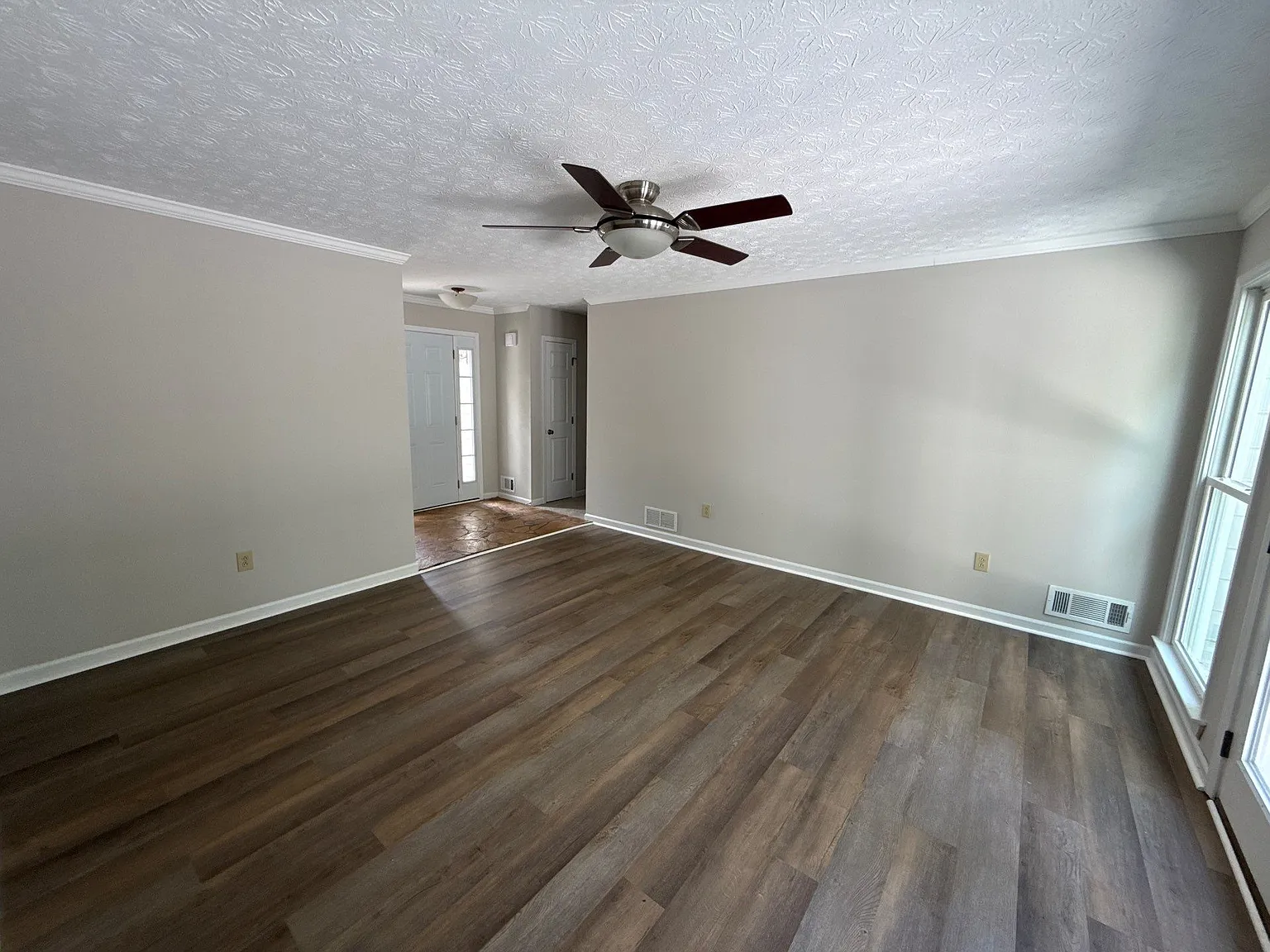 3 bed, 1942 sqft, $2,300 — Photo 4