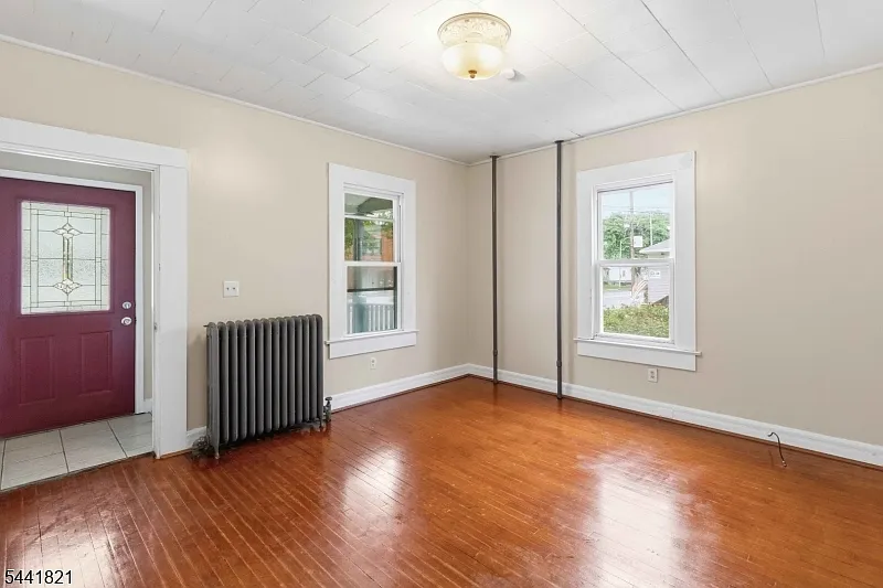 3 bed, 1.0 bath, $3,000 — Photo 3