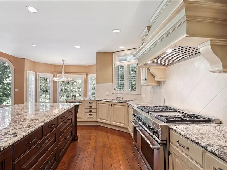 1965 W Wesley Rd NW — Photo 24