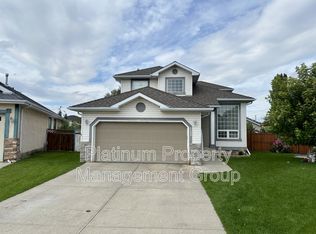 123 Douglasview Bay SE, Calgary, AB T2Z2P3
