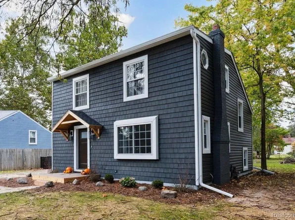 9336 Whitall Ln, Grosse Ile, MI 48138