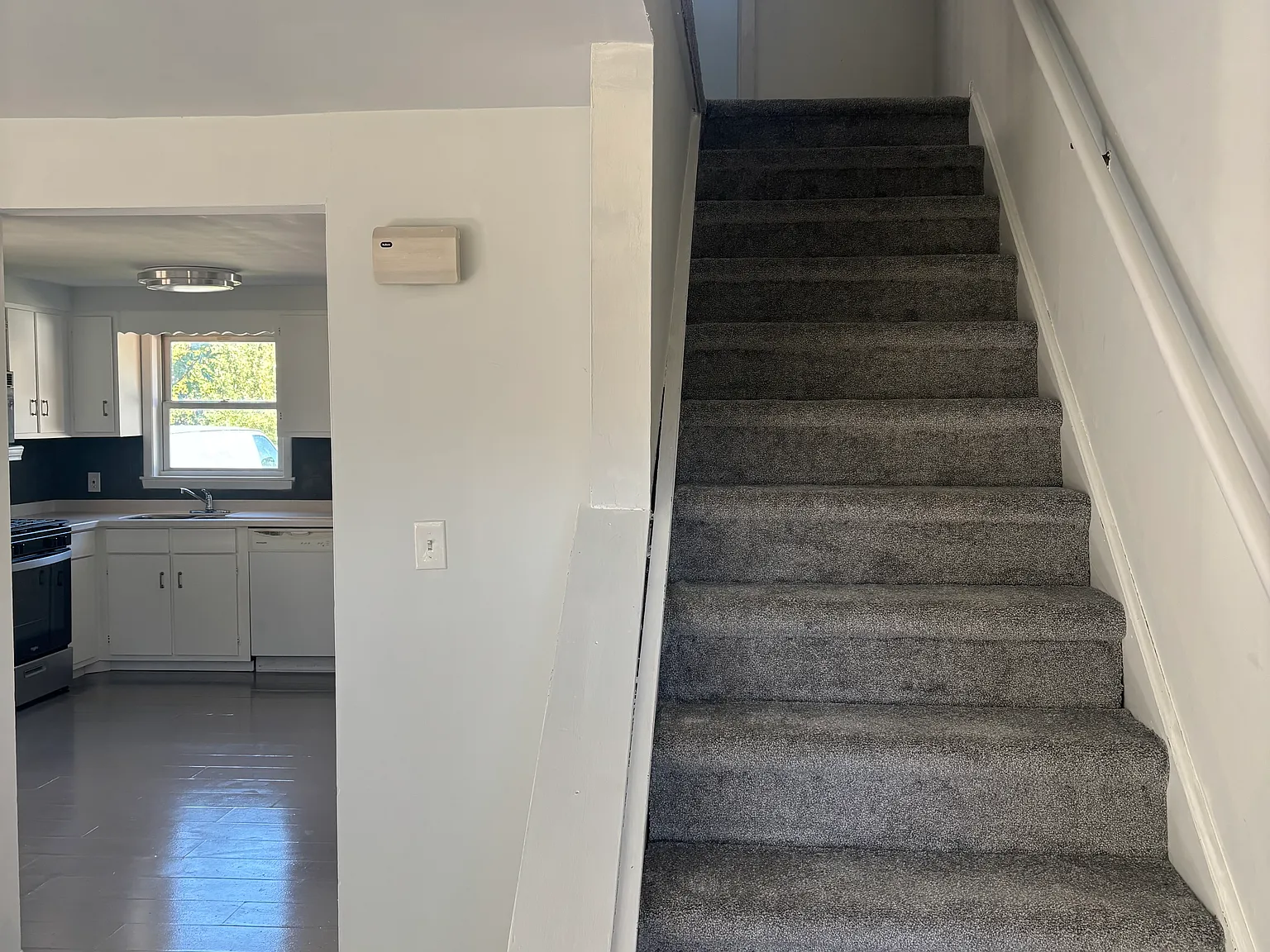 3 bed, 1.5 bath, 1000 sqft, $1,350 — Photo 3