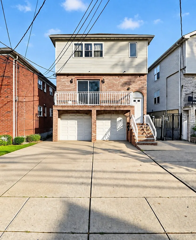 921 Jackson Ave — Photo 1