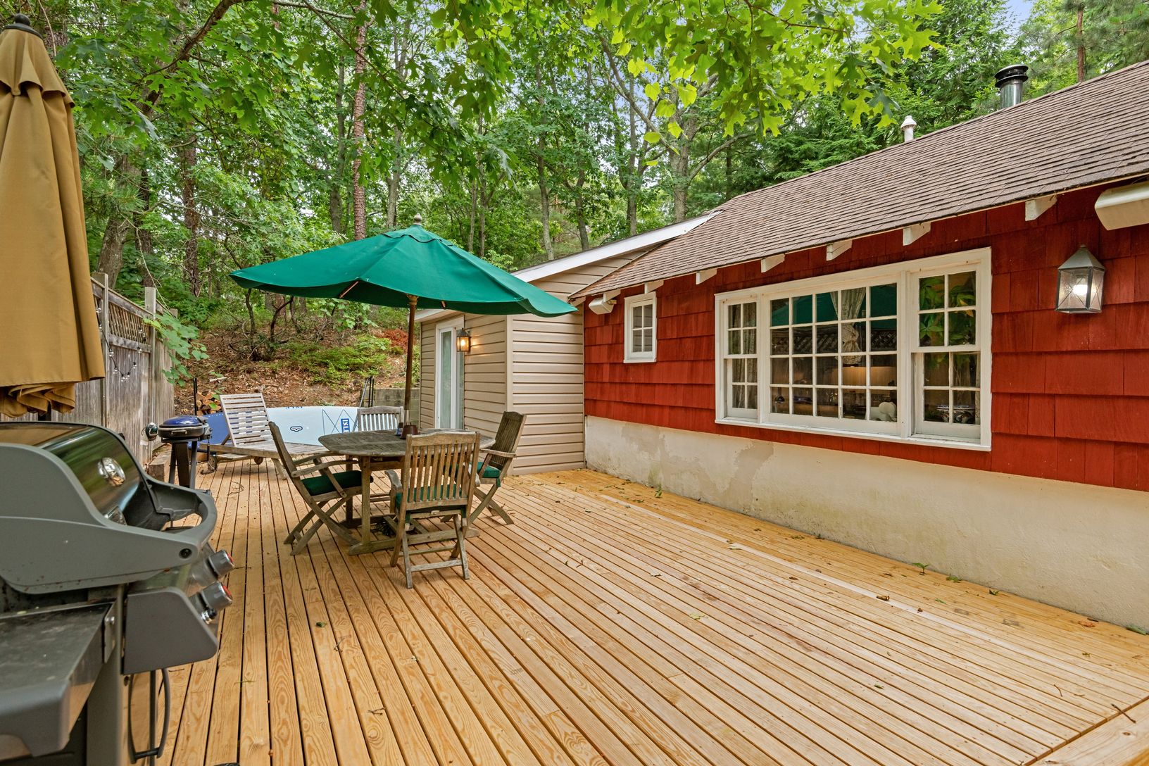  Large new deck spans the house