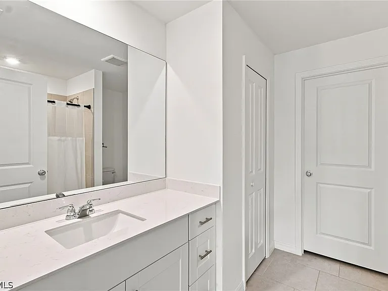 1904 NE 6th Ave — Photo 14