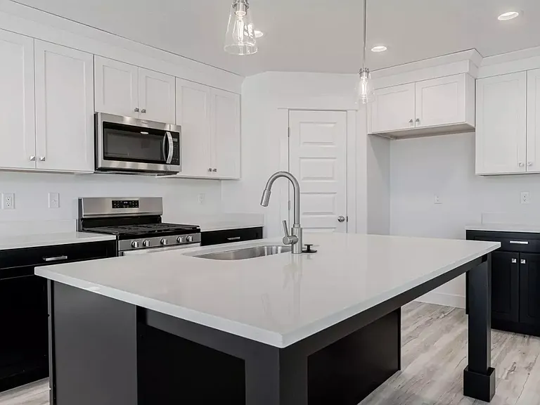 714 N Boseman Way — Photo 2