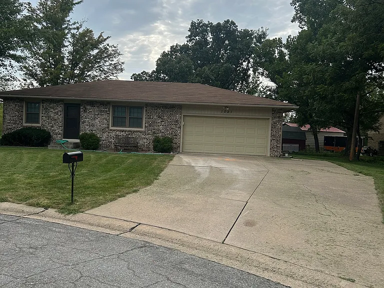 1021 SW Marge Ct — Photo 1