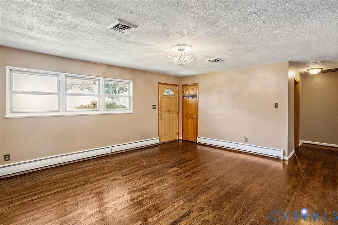 3 bed, 2.0 bath, 1600 sqft, $2,100 — Photo 3