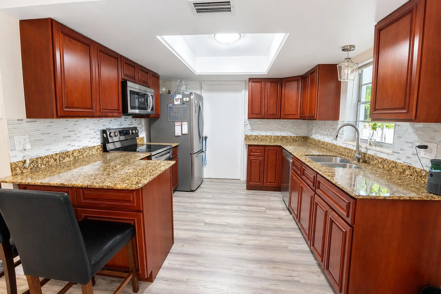3 bed, 2.0 bath, 1410 sqft, $2,700 — Photo 3