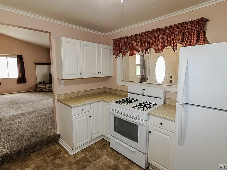870 Ash Ln — Photo 9