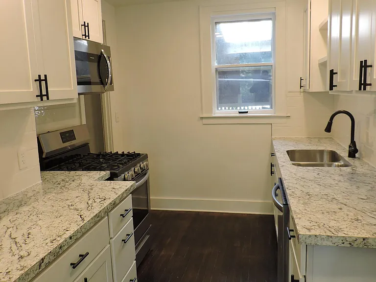 637 Wealthy St SE — Photo 8