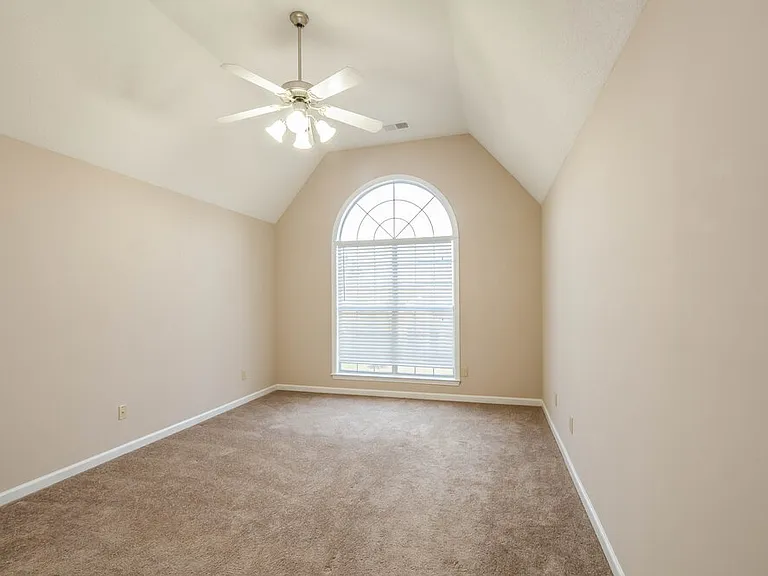 1513 Pemberton Ln — Photo 9