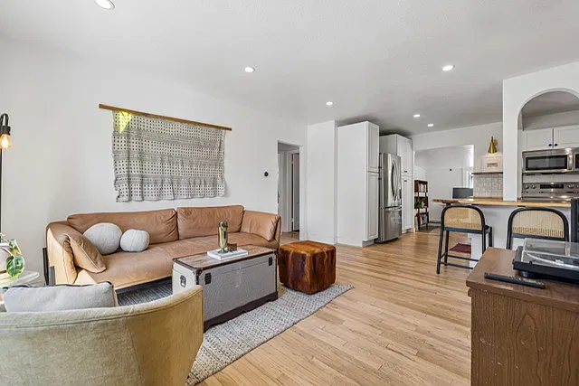 3 bed, 1130 sqft, $3,300 — Photo 4