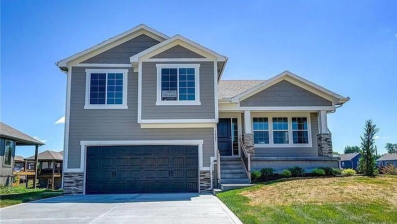 1st image of 1005 SW Eagle Dr