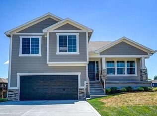 1005 SW Eagle Dr, Oak Grove, MO 64075