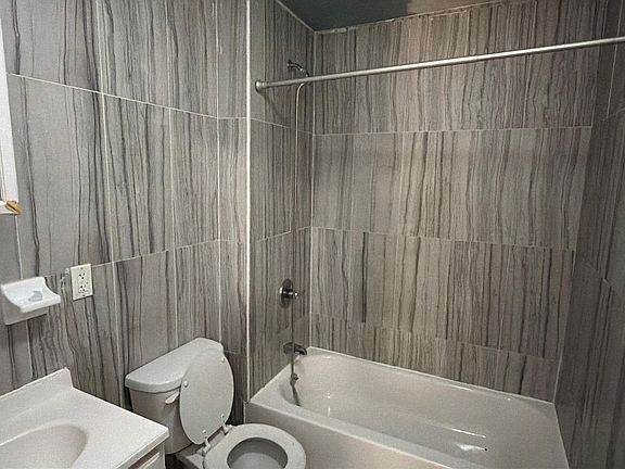 4th image of 1217 Gilbert Pl APT 1F