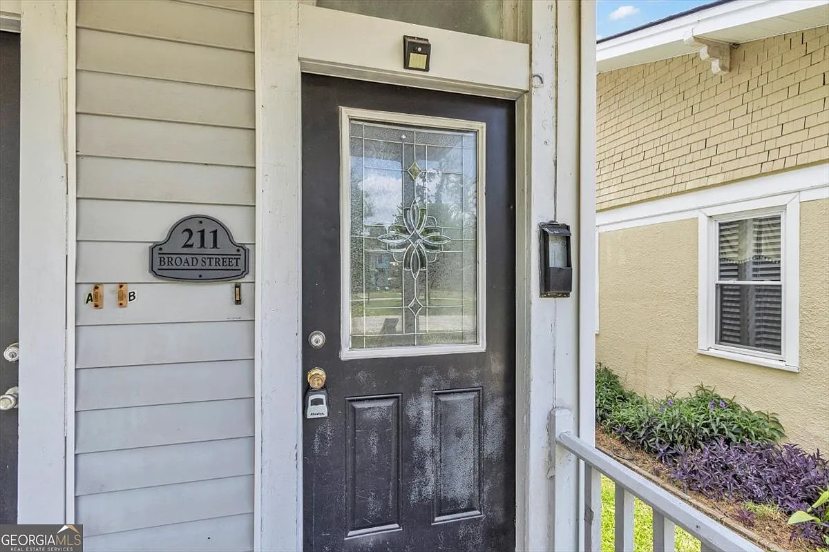3 bed, 2.0 bath, 1200 sqft, $1,300 — Photo 2