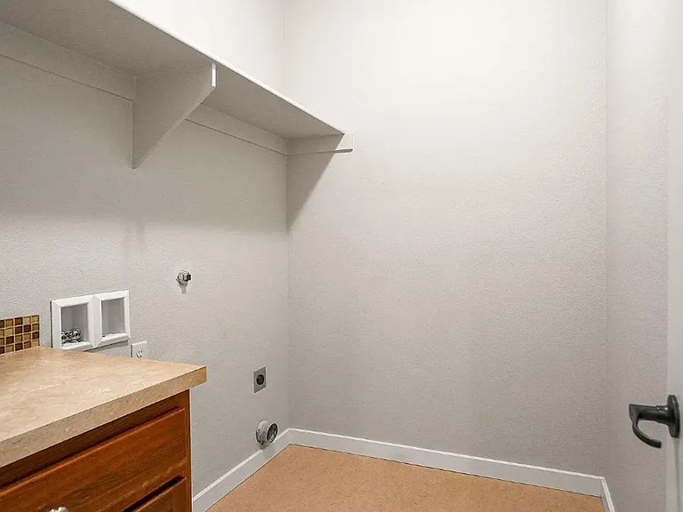 384 Market St NE — Photo 18