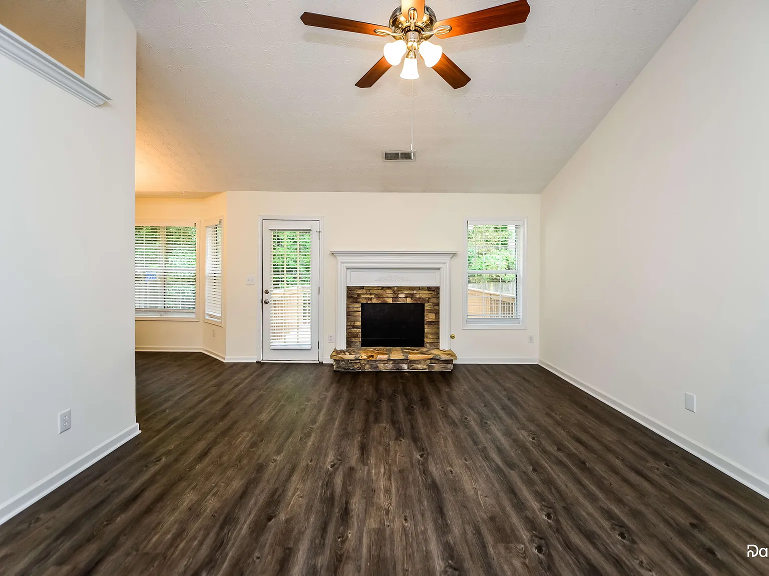 5 bed, 3.0 bath, 2466 sqft, $2,935 — Photo 4