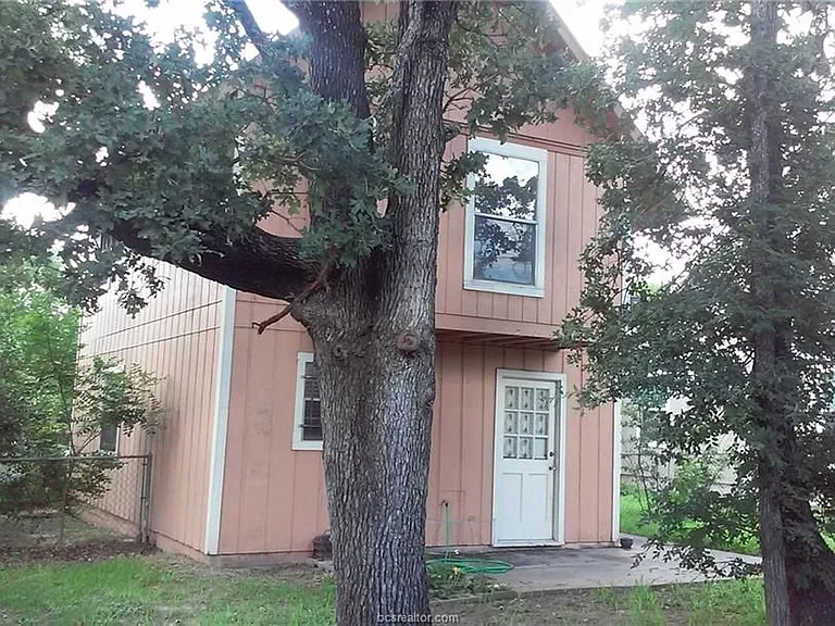 611 Peyton St — Photo 1