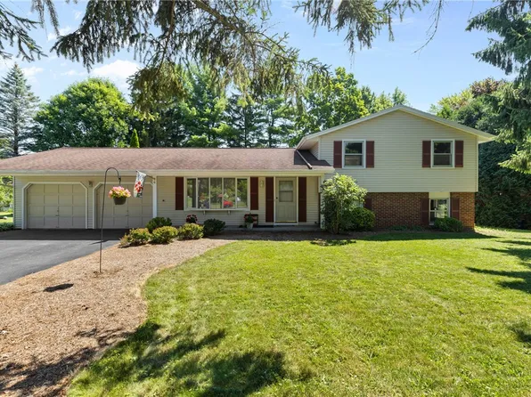6 Silver Birch Cir, Fairport, NY 14450