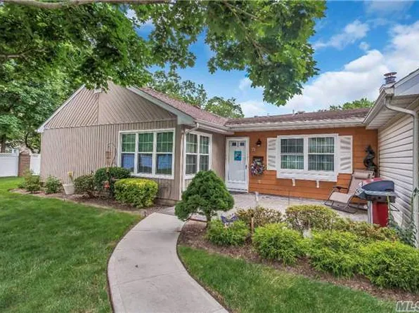 15 Revere Dr, Sayville, NY 11782